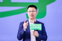 ”万水波教员取客户进行一对一的深度沟